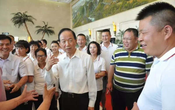 贾春旺理事长同在宁夏健康疗养的英模家属代表亲切交谈_编辑