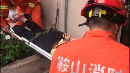女子被消防人员救出