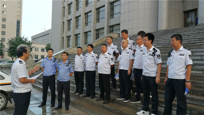 岫岩法院执行局负责人闫永刚为干警们部署工作
