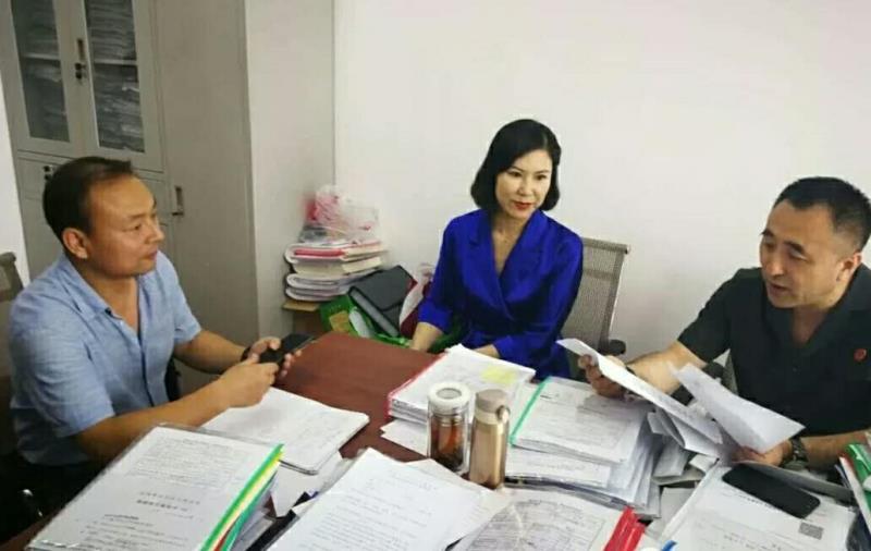 沈阳市沈河区人民法院法官路东波（右一）在办案
