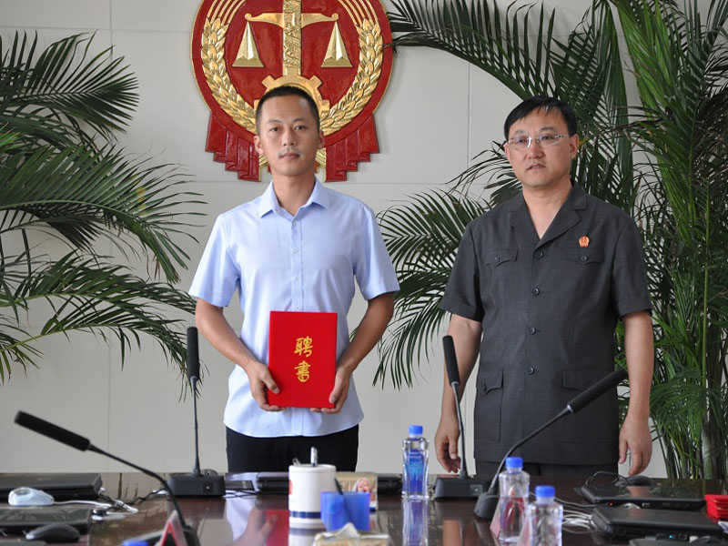 北镇法院党组书记、院长张春风(右)为特聘人大代表监督员颁发聘书1
