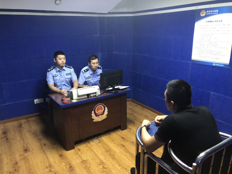 讯问投案自首的嫌疑人