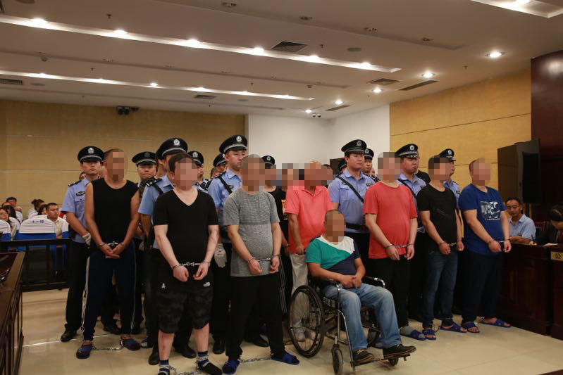 配文1：审判现场