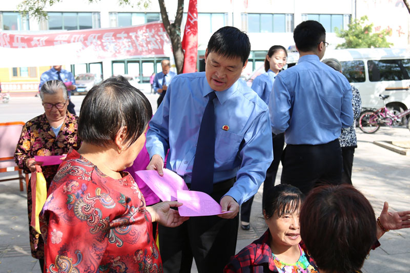黑山县人民检察院检察官走上街头向群众开展扫黑除恶宣传活动。