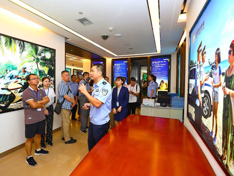 采访团成员在三亚市市民游客中心采访旅游综合治理工作开展情况。  符传问 摄