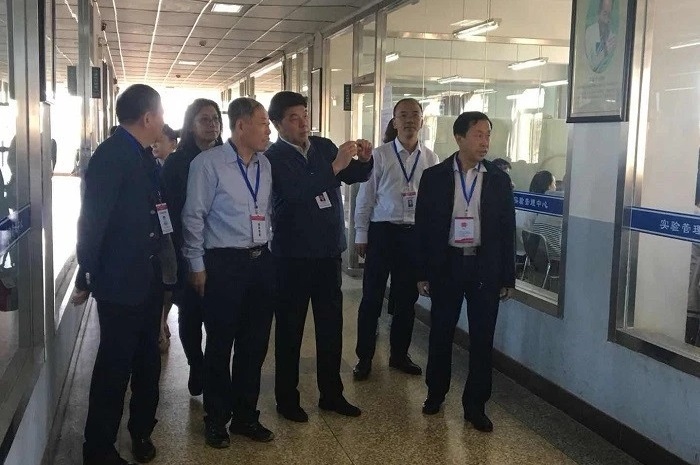 省司法厅党组成员、副厅长椰永涛（右三）率队督察锦州考区考试工作