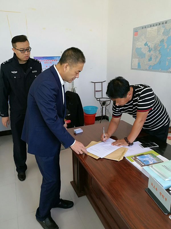 某村村委会工作人员配合康平县法院执行干警调查工作