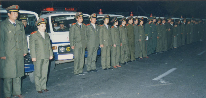 1989年11月1日,全国检察机关查办职务犯罪“零点行动”时，检察干警整装待发