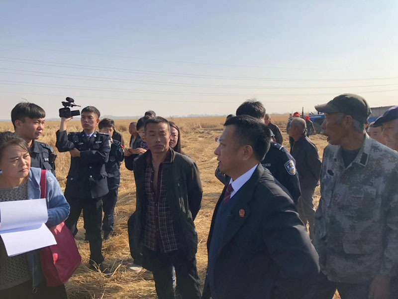 执行局局长姜晓东现场解答村民疑问