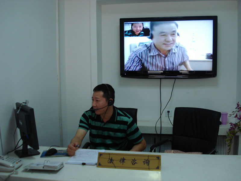 法律援助实现网络视频审批。图为法援工作人员与居民在线咨询