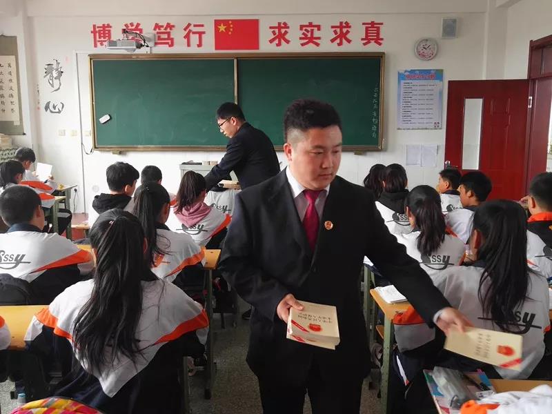 检察官走进校园