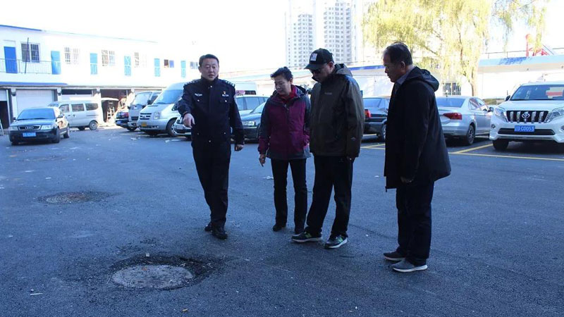陈可夫（左一）和居民们站在新修的柏油路上