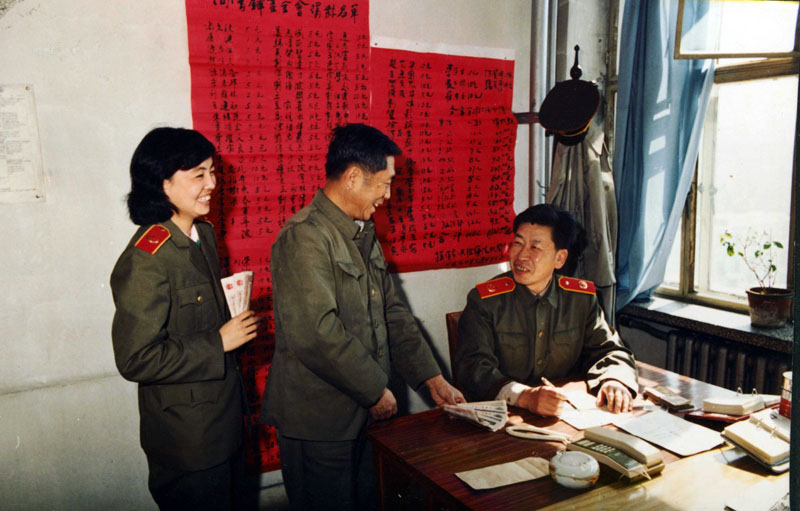 1990年5月，抚顺市检察干警捐款场景