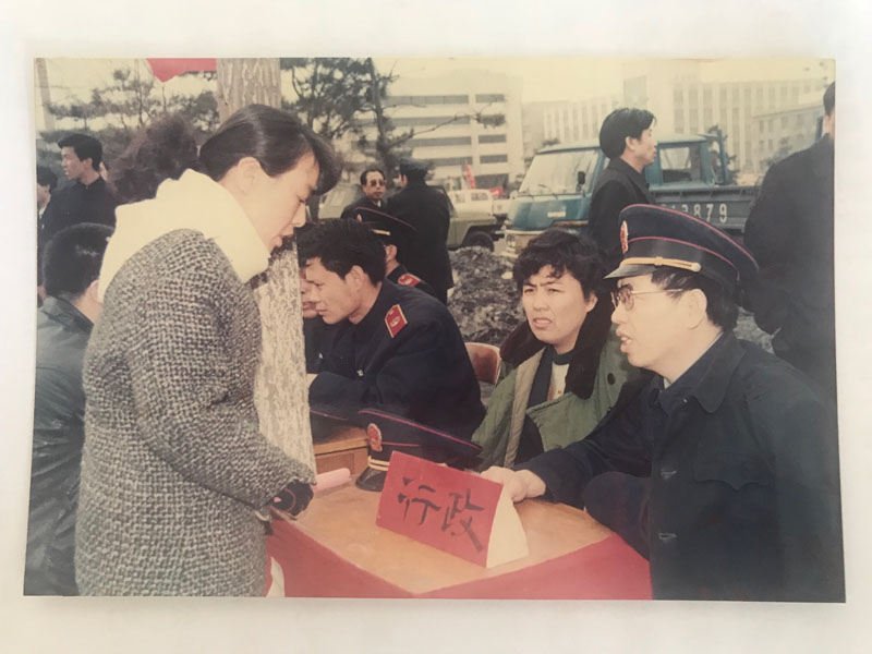 1刘忠奎（右一）