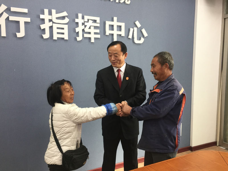 双方当事人握住了姜厚革的手