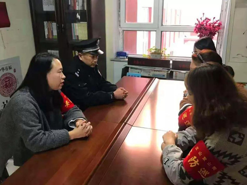 社区民警向“网格员”了解社区动态