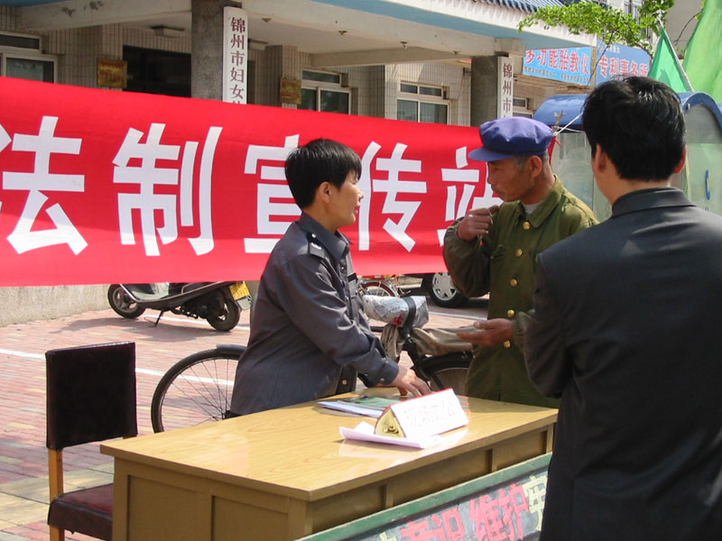 【今昔对比1】过去设立咨询台解答群众法律咨询