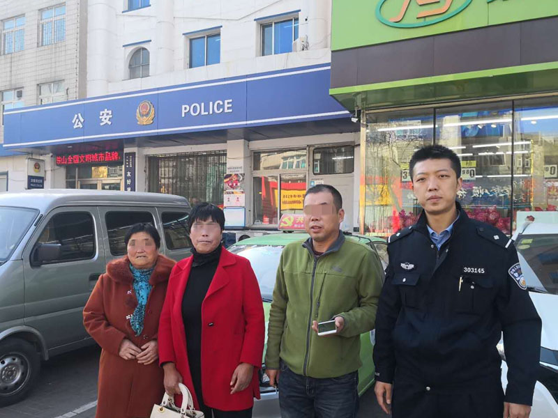值班民警皇旭送当事人离开