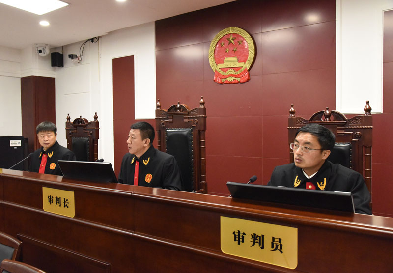 沈阳中院副院长朱晓光（中）担任审判长