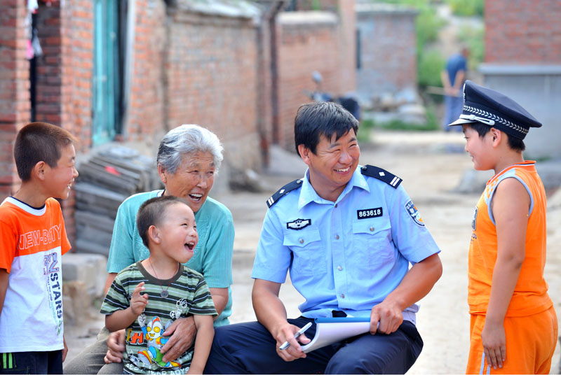 民警为居民提供热情周到服务
