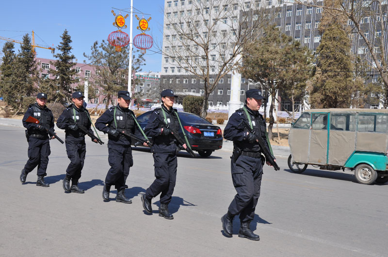 特警巡逻守护平安