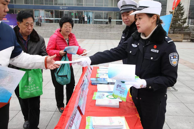 抚顺交警正在发放交通安全宣传手册