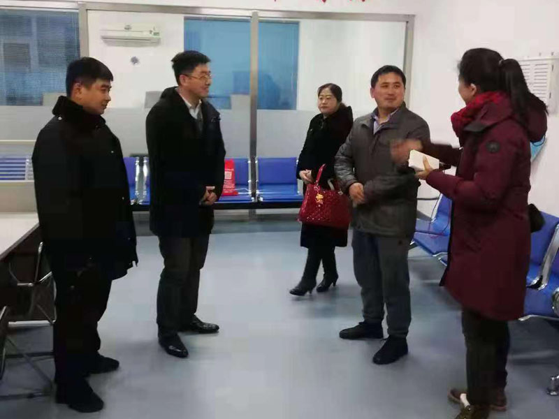 左一为鞍山民警孙龙