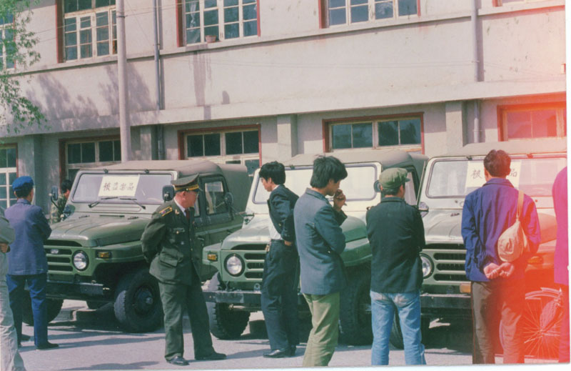 1991年5月22日，分局“两反”返赃大会中展示缴获的赃物吉普车