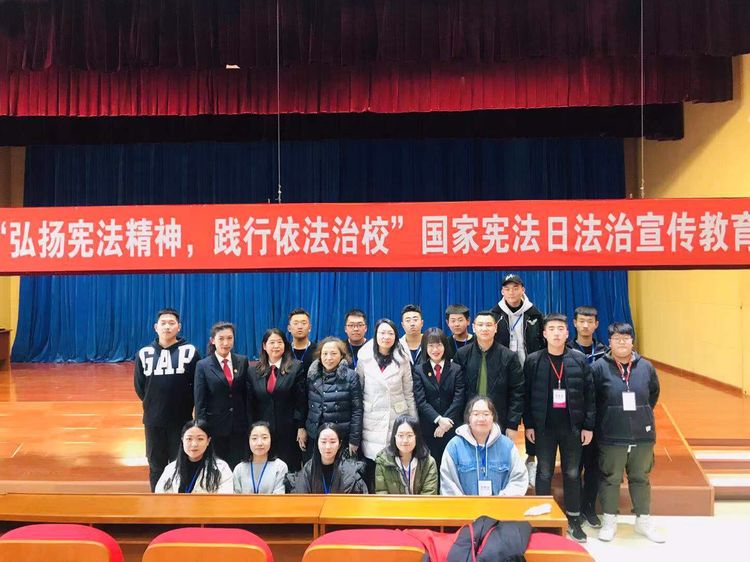 活动现场，法官们与学生代表合影留念