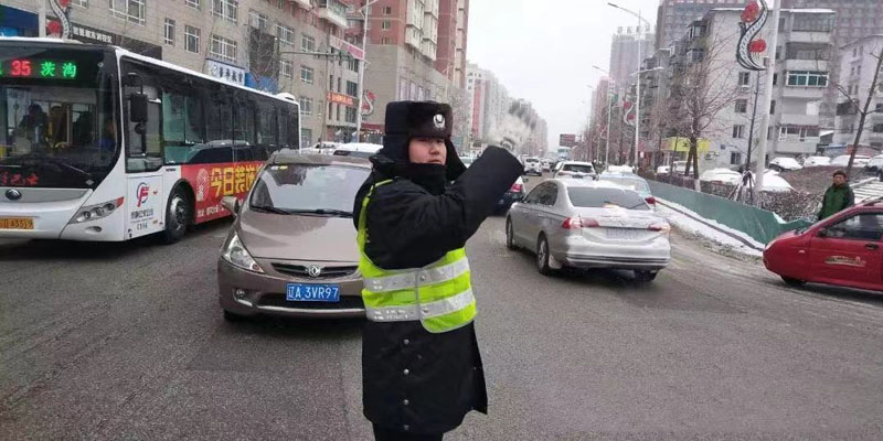 抚顺交警正在指挥车辆