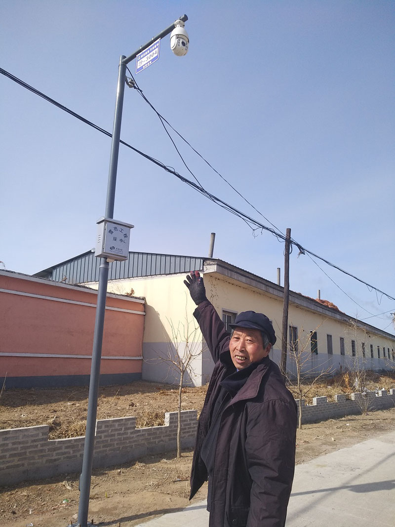 沙河镇一村民向记者介绍“报警坐标”