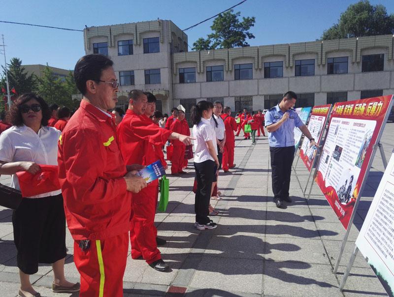 今年9月，沈阳采油厂对油区职工进行安全开展普法教育