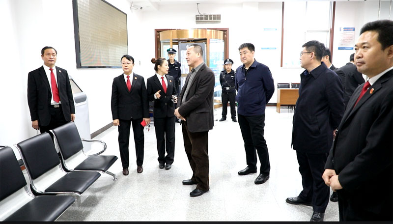 绥中县委书记刘占元参观诉讼服务大厅