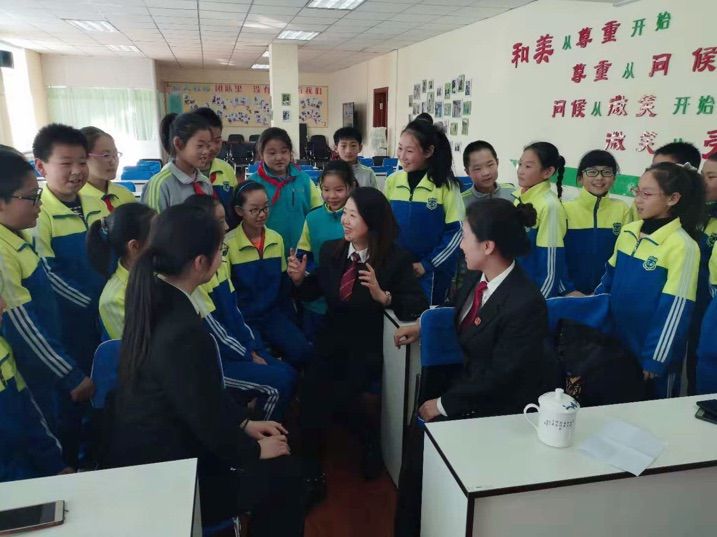 法官们与学生们进行亲密互动