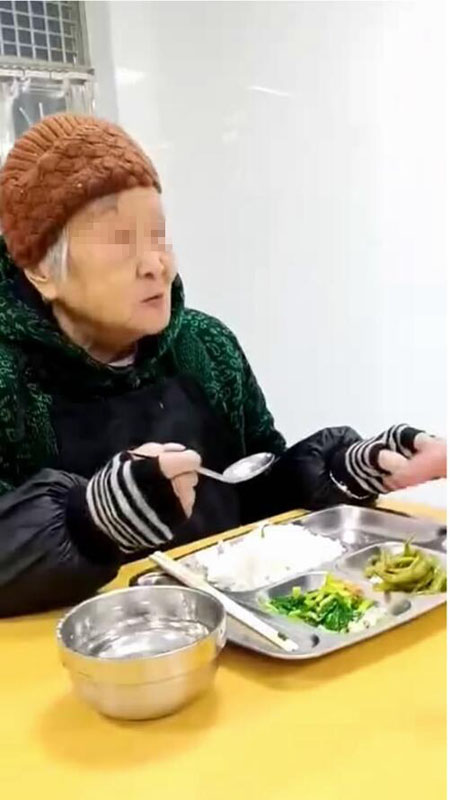 老人正在吃饭