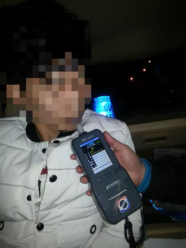 刘某正在接受酒精测试