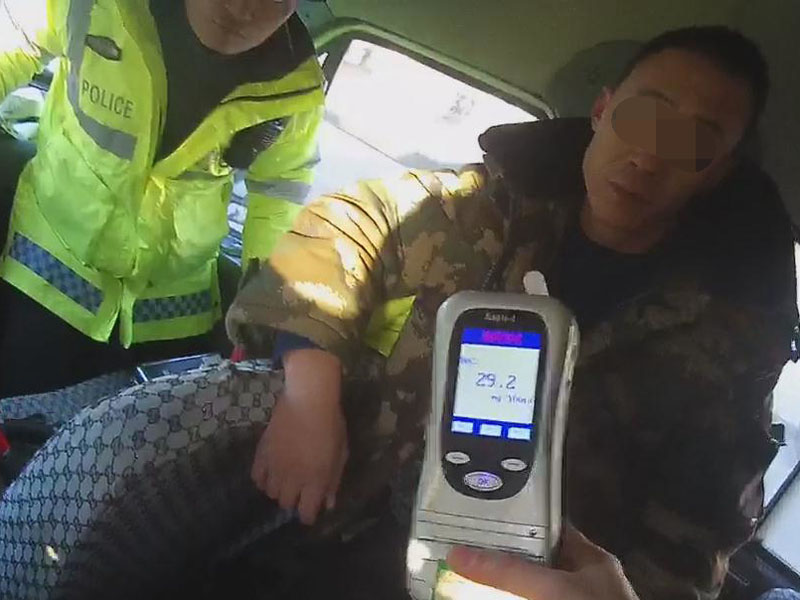 男子被交警查出酒驾