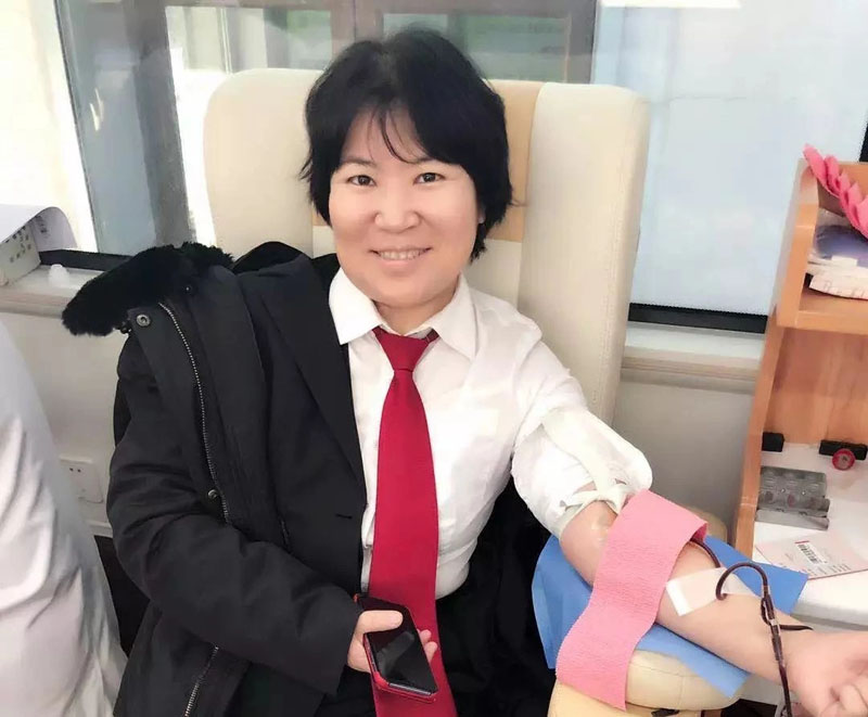 法院执行局政委王晓玲在献血