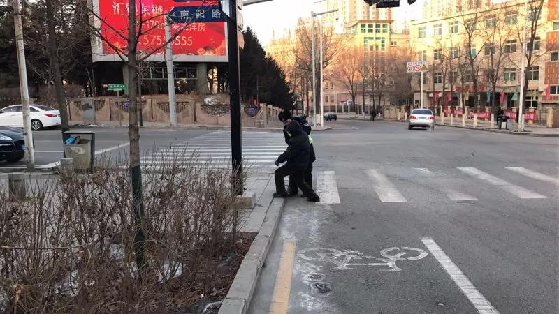 张城祎扶起倒地老人