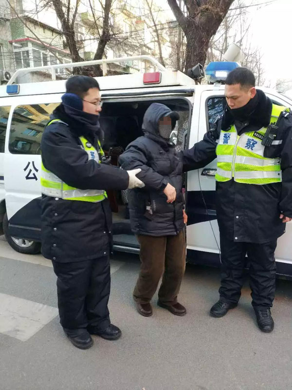 民警将老人送回了家