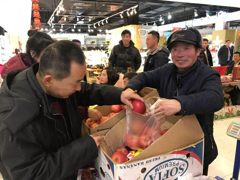 市民们正在放心选购