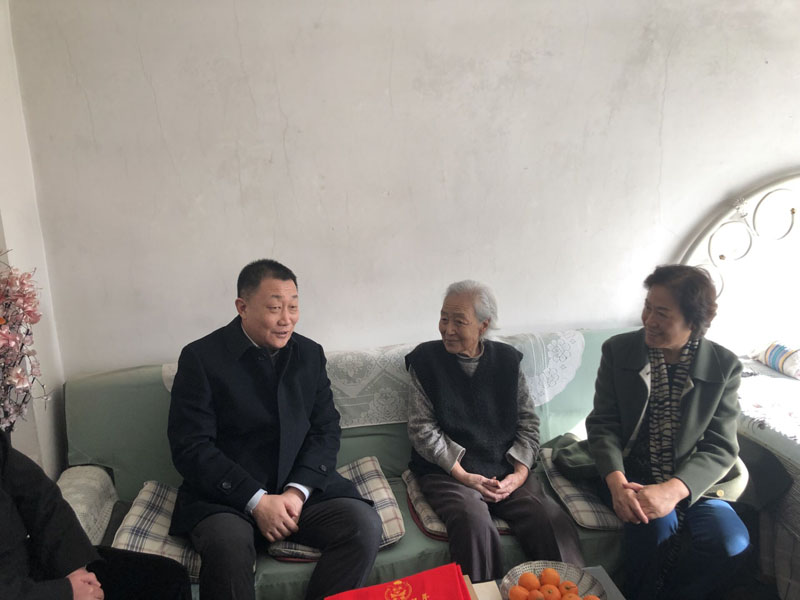 宋诚（左一）、刘雅琴（右一）看望英雄母亲