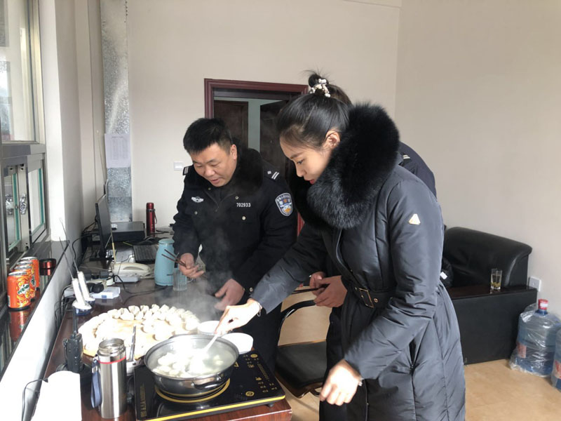 记者给民警煮饺子