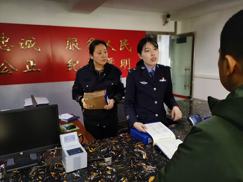 户籍窗口民警春节期间坚守岗位