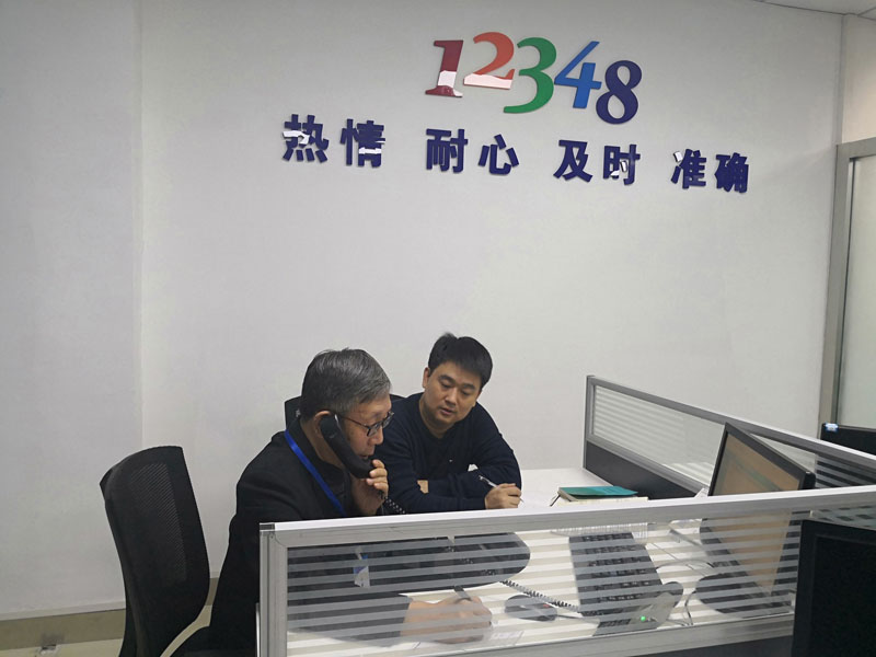 记者体验接听热线电话前接受培训