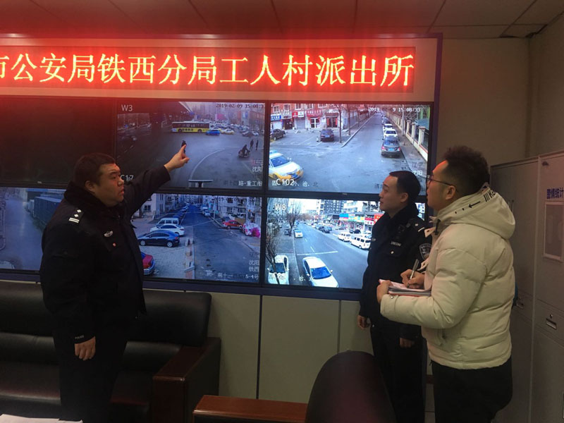 记者在采访