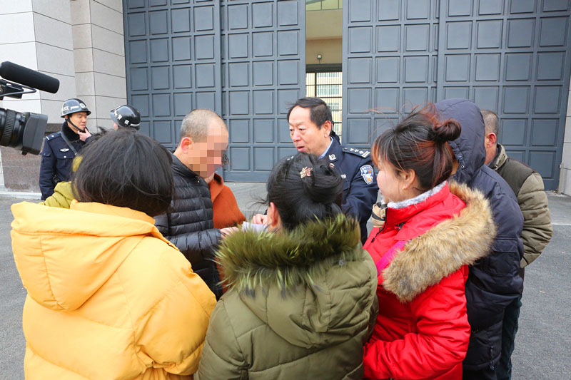 监狱干警嘱咐离监探亲服刑人员和家人有关事项