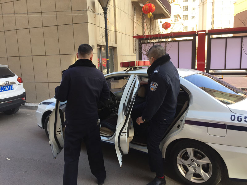 民警踏上警车开始一天的工作