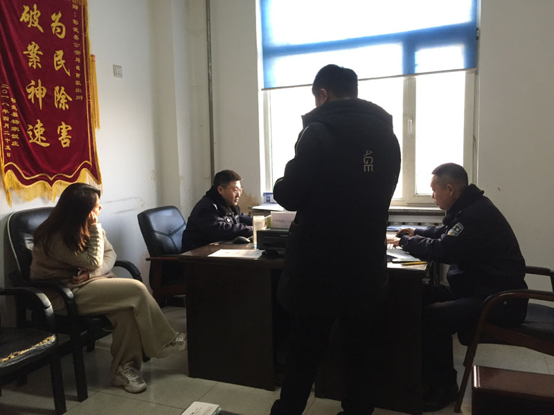 记者跟随民警做笔录