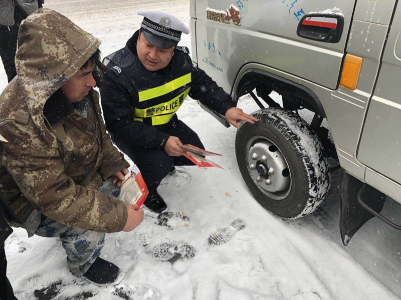 民警检查车辆轮胎